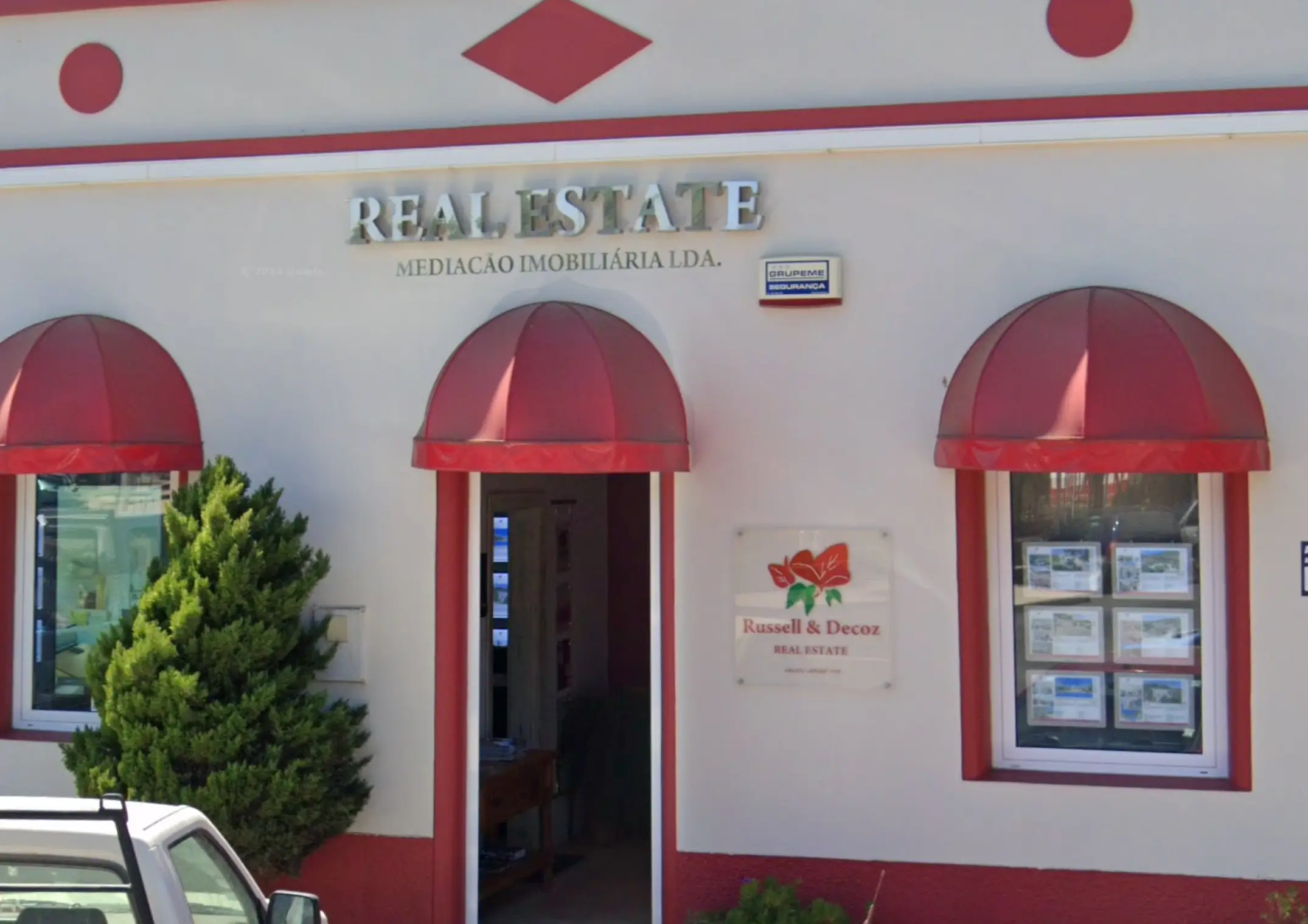 Russell & Decoz Real Estate logo with text Mediação Imobiliária and Grouperm